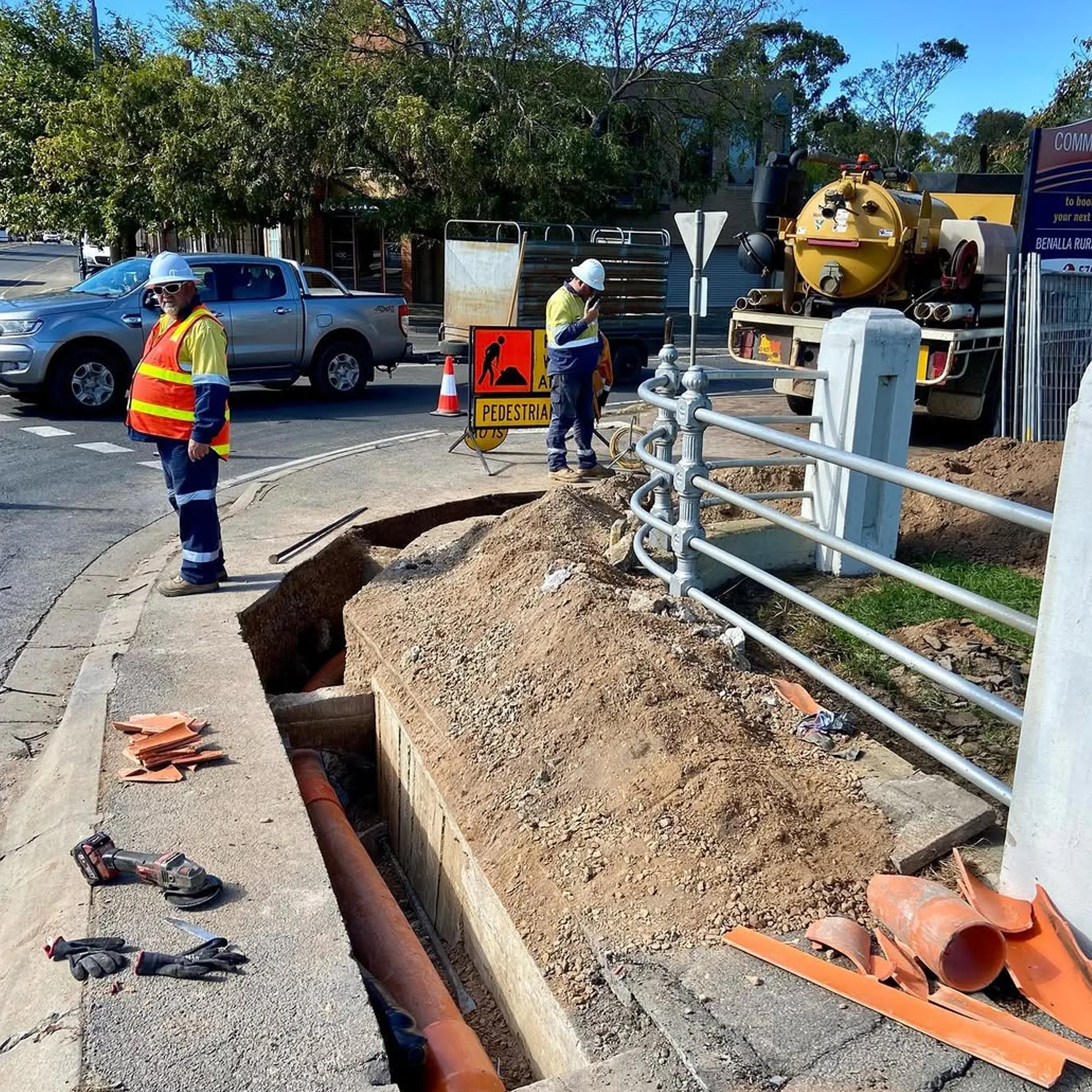 workers repairing gas pipeline